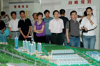 20250206110065826582 “精益仓储运作与流程管理高级研修班”学员到集团参观考察